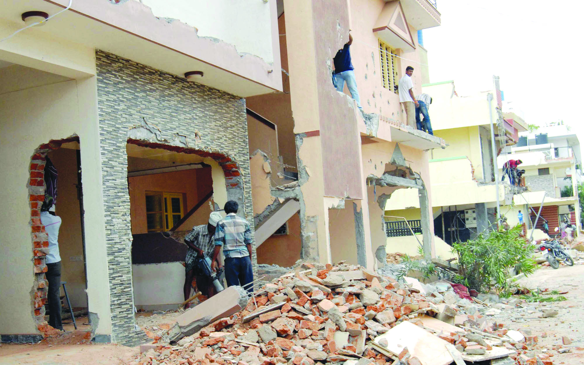 ತೆರವಾಗಿದ್ದ ಜಾಗದ ಸರ್ವೇ: ಹಲವೆಡೆ ಅಧಿಕಾರಿಗಳೊಂದಿಗೆ ವಾಗ್ವಾದ